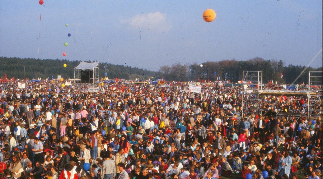 Blick über die Menschenmenge bei der Großdemonstration zwischen Hasselbach und Bell, 11. Oktober 1986