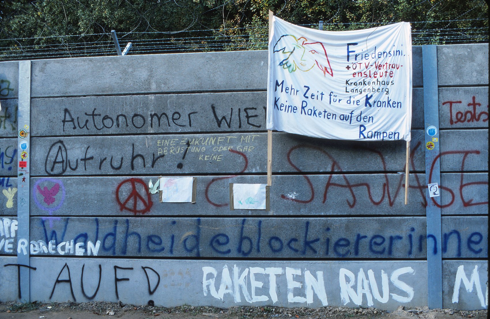 Mauer mit der Aufschrift Raketen raus und einem Transparent der ÖTV-Vertrauensleute