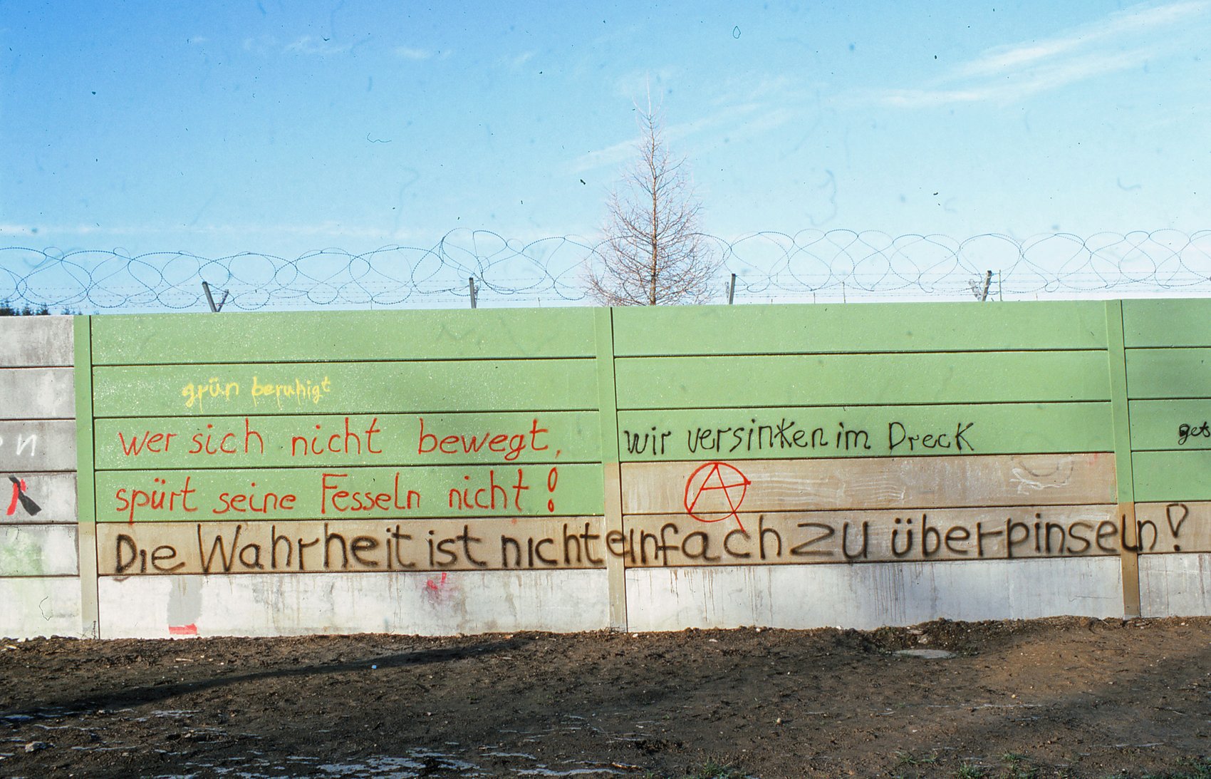Grün überstrichene Mauer, darauf neu geschrieben: Die Wahrheit ist nicht einfach zu überpinseln