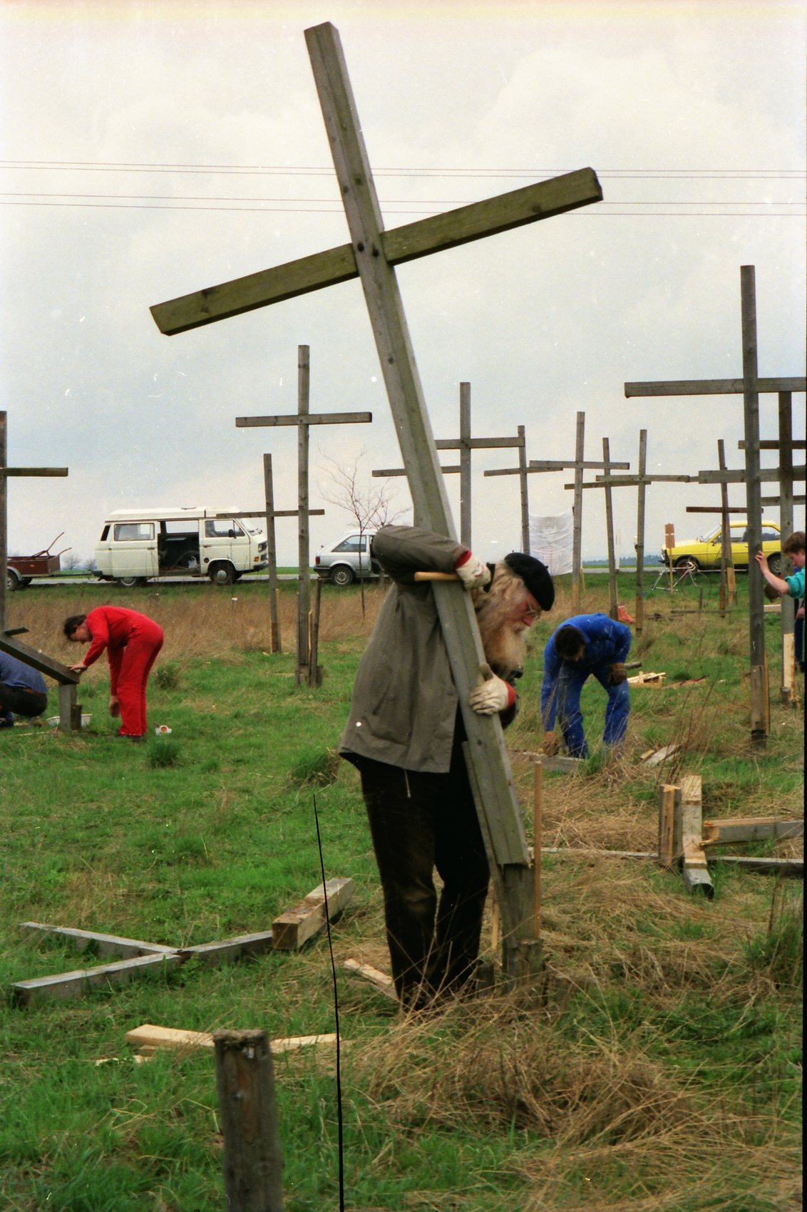 August von Dahl trägt ein Holzkreuz über den Friedensacker bei Bell, 1985