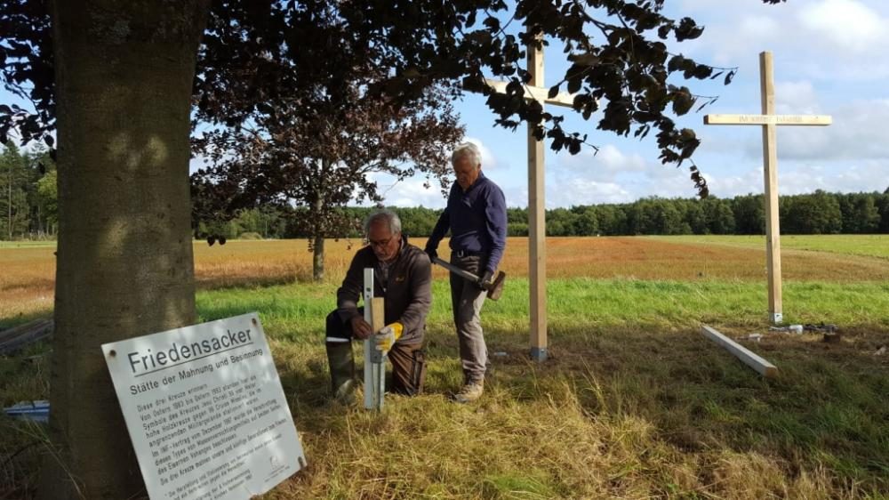 Im Laufe der Jahre sind die Kreuze verwittert, daher wurden im August 2019 die drei Kreuze erneuert.