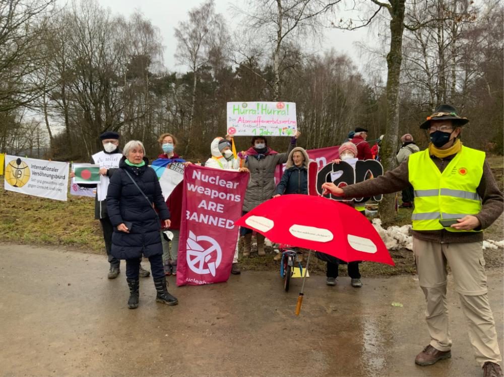 Mahnwache in Büchel zum ersten Jahrestag des Inkrafttretens des Atomwaffenverbotsvertrags
