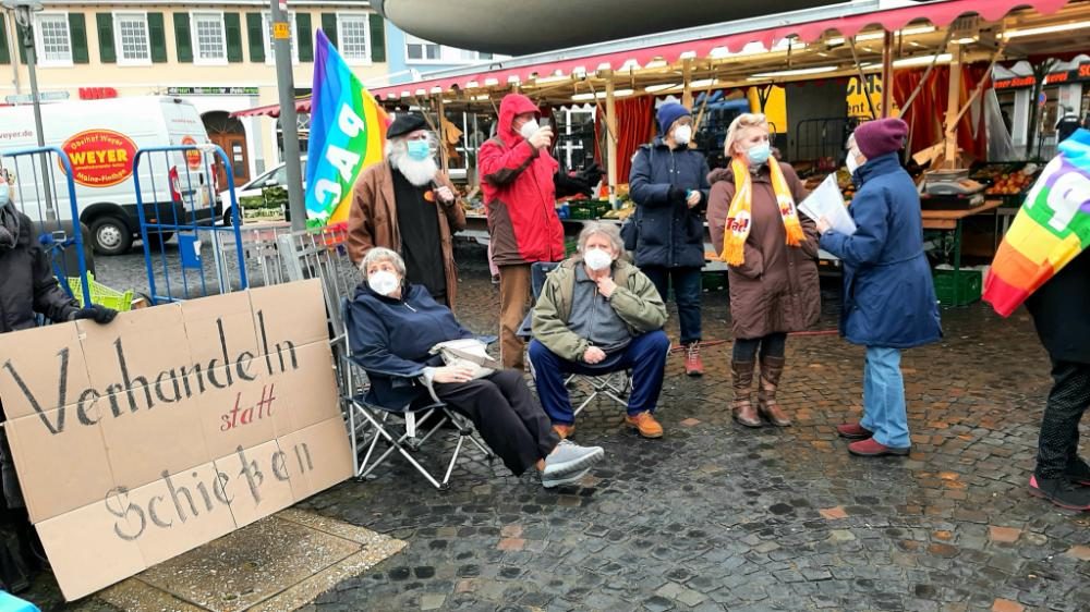 „Diplomatie statt Waffen“ - „Frieden schaffen ohne Waffen