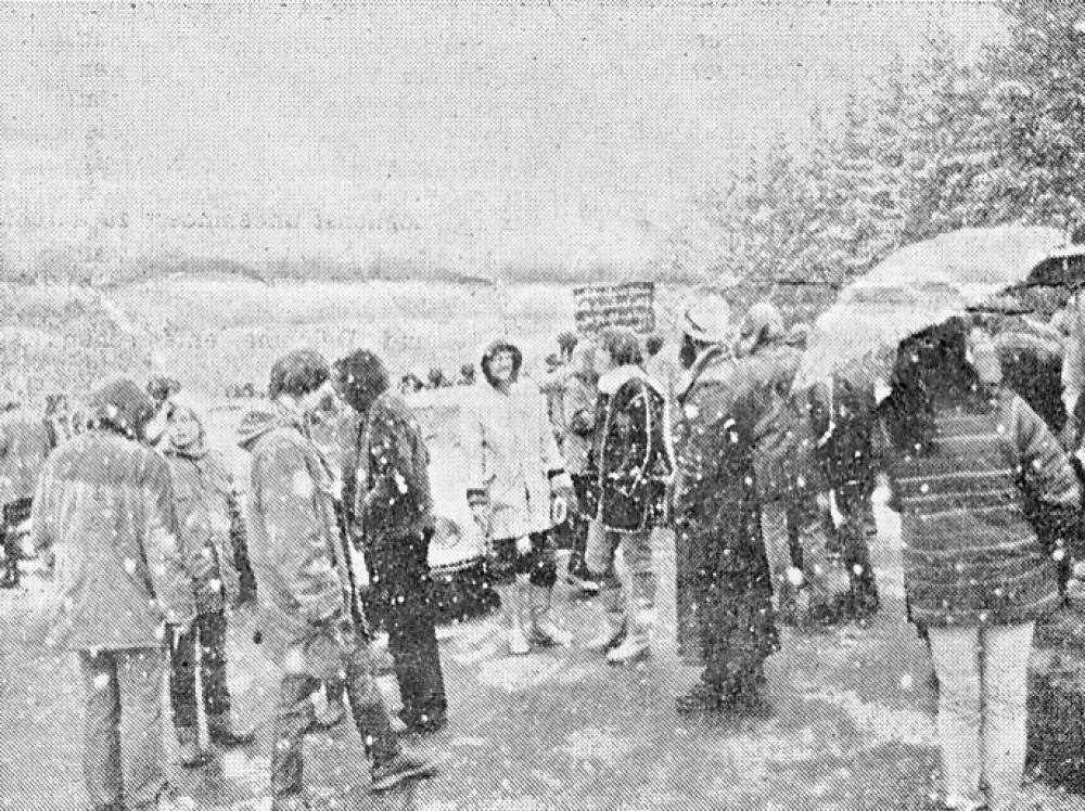 Protest vor stummen Zeugen - HZ 14. Dezember 1982