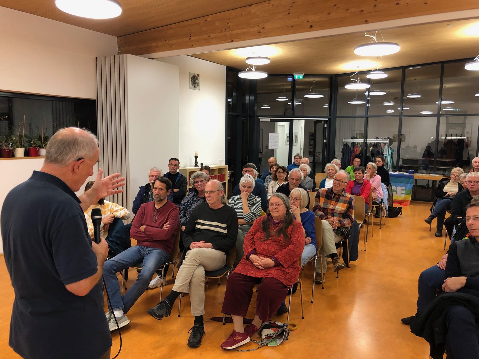 Andreas Zumach im Gespräch mit dem Publikum